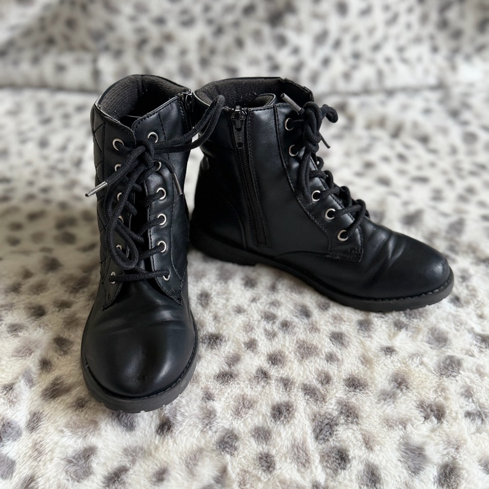 The Children’s Place Black Combat Boots | Girls Size 2
